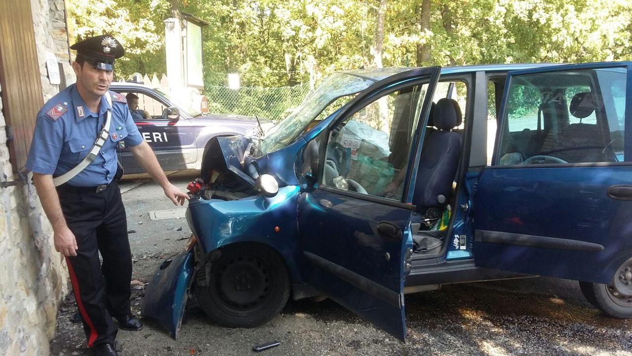 Vezzano, schianto in auto contro la biglietteria del parco: grave un 41enne