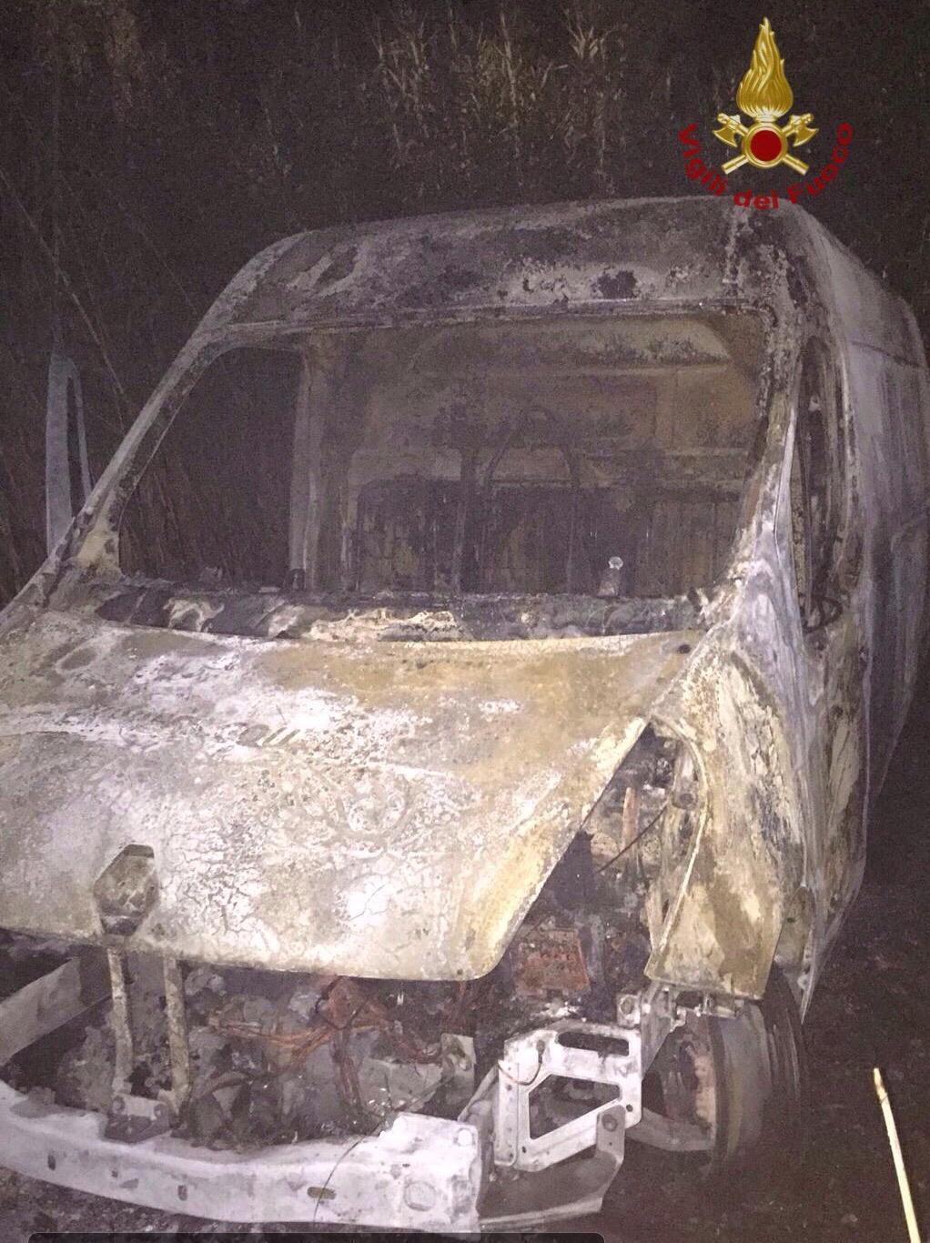 il furgone dato alle fiamme