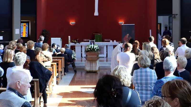 Suicida per la casa all'asta, i funerali con la canzone “sua” e di Gabbani