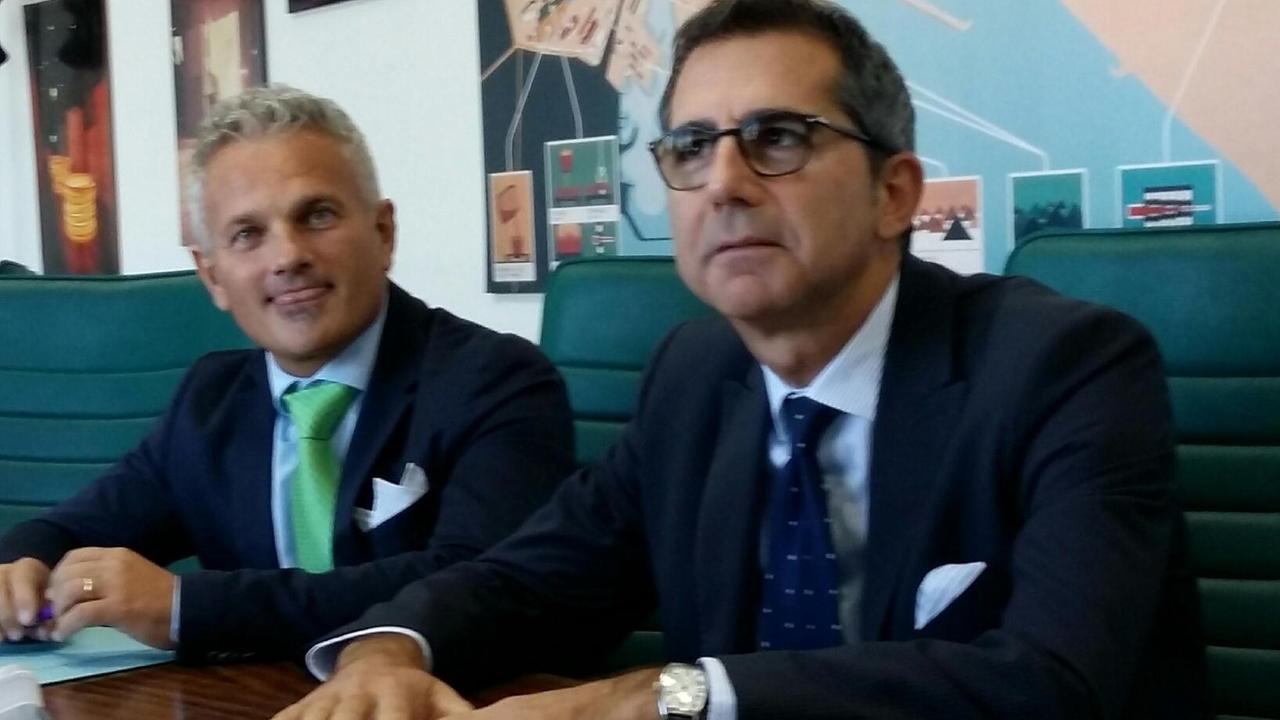 Da sinistra Riccardo Grilli, capo del personale Aferpi e l’ad Fausto Azzi ieri mattina durante la conferenza stampa