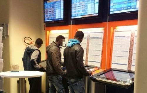 Questa la foto diffusa dalla Lega Nord di tre richiedenti asilo intenti a giocare in una sala scommesse