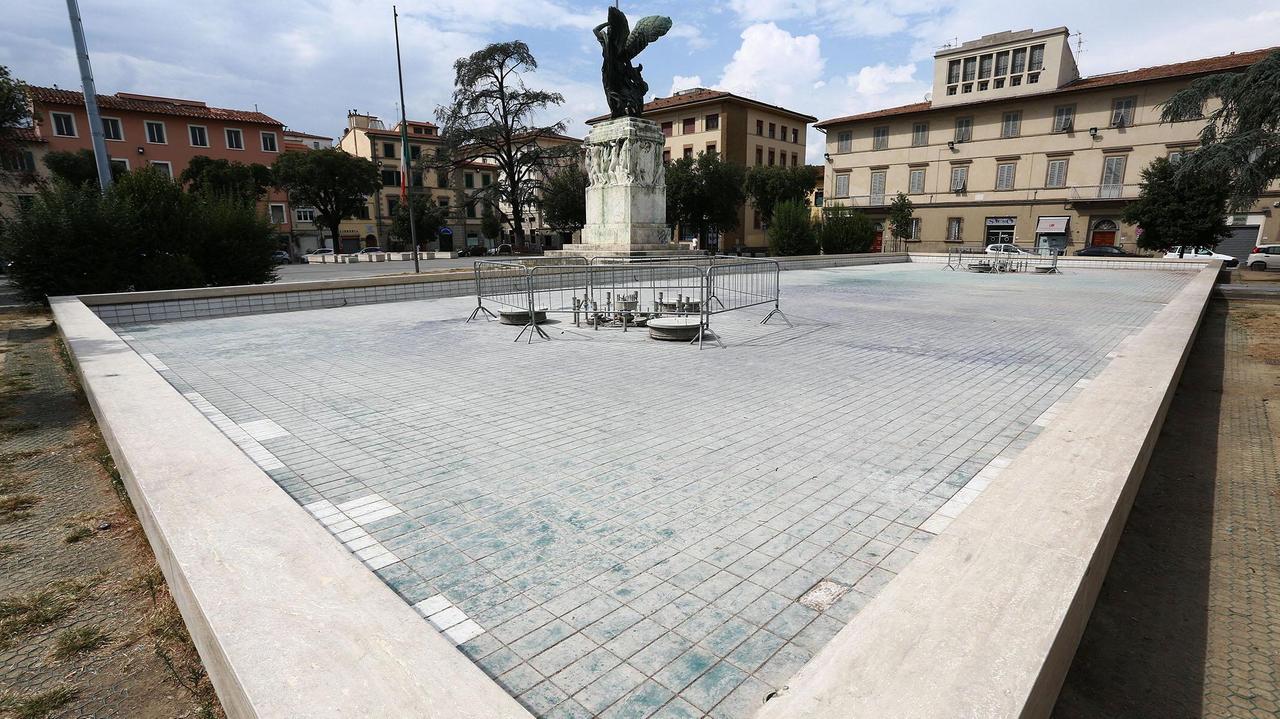 La vasca fuori uso in piazza della Vittoria a Empoli (Foto Agenzia Carlo Sestini)
