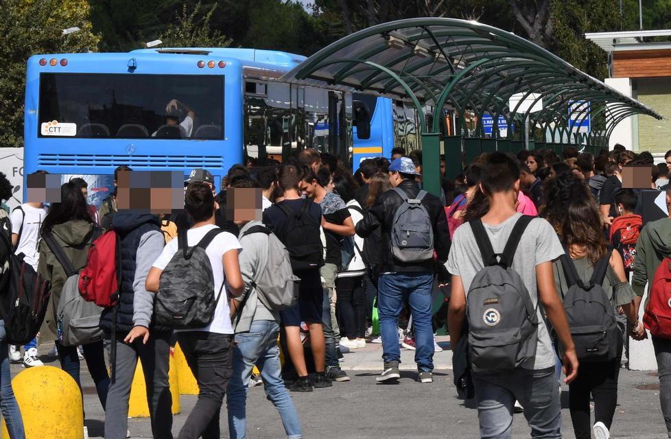 Scene di ordinario “assedio” ai bus che trasportano gli studenti (foto di Franco Silvi)