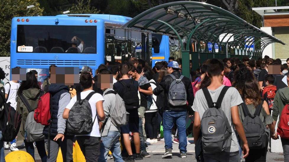 Scene di ordinario “assedio” ai bus che trasportano gli studenti (foto di Franco Silvi)