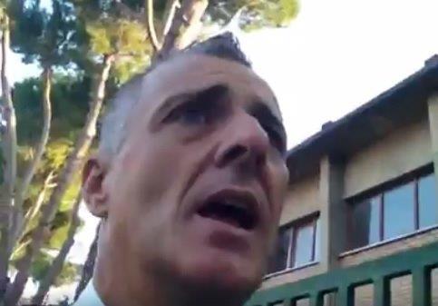 Un fermo immagine del video: Mancineschi davanti alla scuola