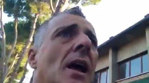 Un fermo immagine del video: Mancineschi davanti alla scuola