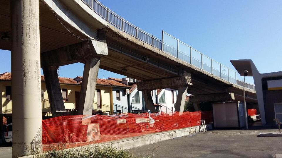 L'area di cantiere allestita sotto al cavalcaferrovia