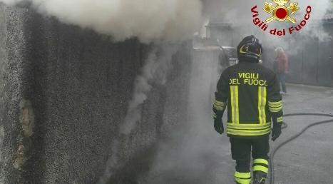 A fuoco un deposito di legna in via Braga 