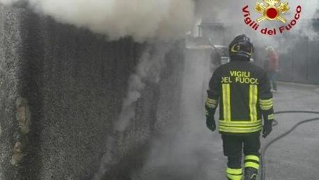 A fuoco un deposito di legna in via Braga