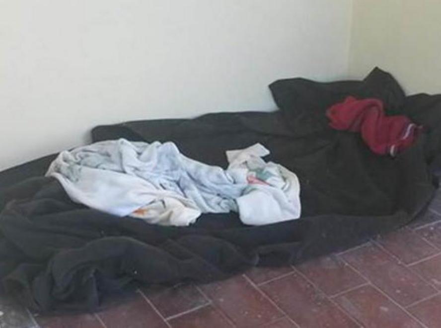 Sindaco rimuove il giaciglio di un barbone 