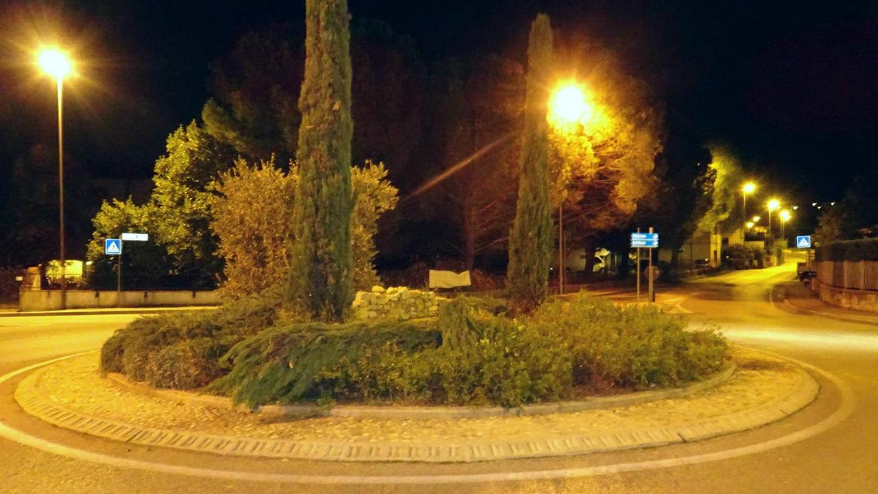 La rotonda al cui interno è finita l'auto guidata dal meccanico (foto Gori)
