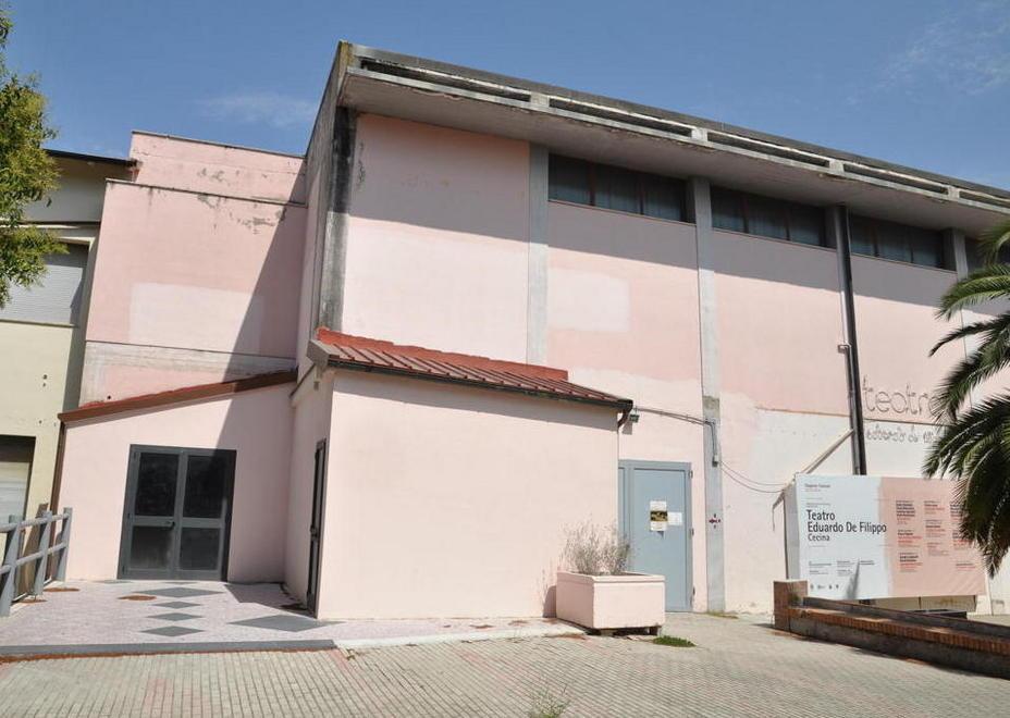 Teatro, operai sul palco la stagione slitta a gennaio 