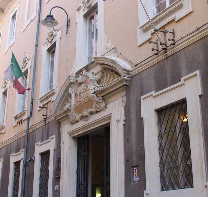 Non è un’infermiera ma un’addetta alla riscossione