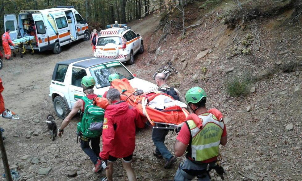 Cade nei boschi di Barga paura per un lucchese