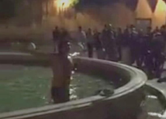 Studente si tuffa nella fontana 