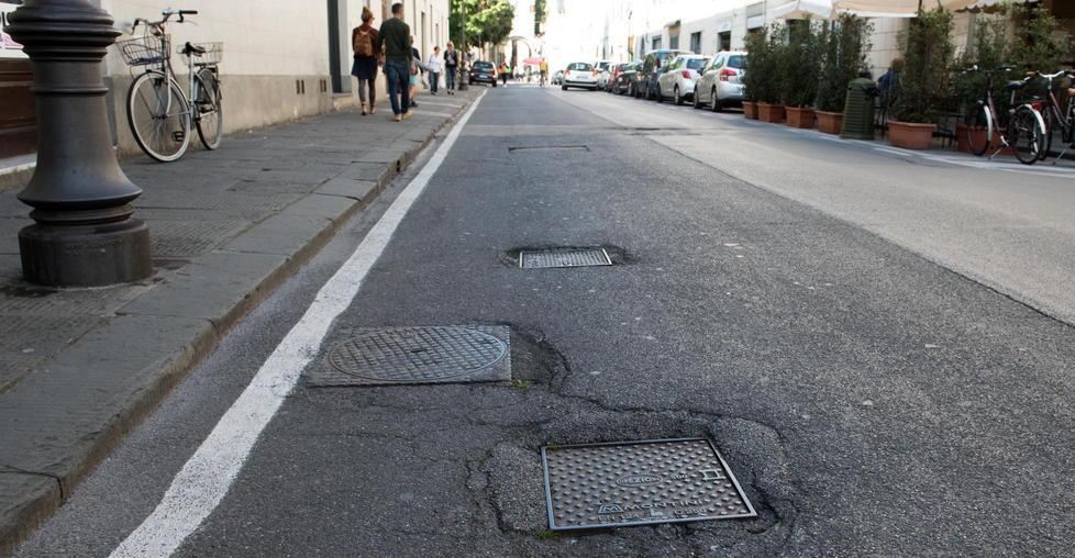 Troppe buche in via Elisa raffica di cadute e ferite 