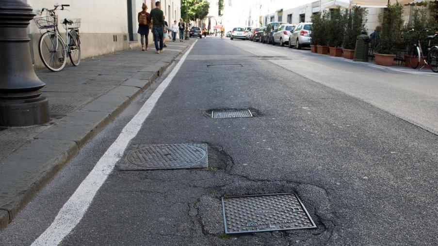 Troppe buche in via Elisa raffica di cadute e ferite