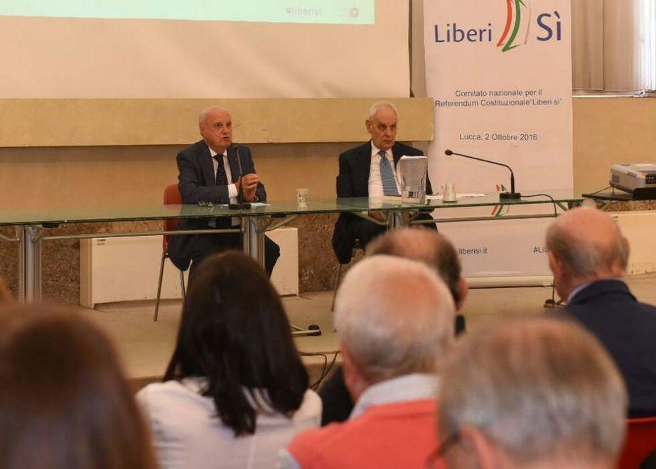 Pera per il Sì, in platea c’è Verdini 