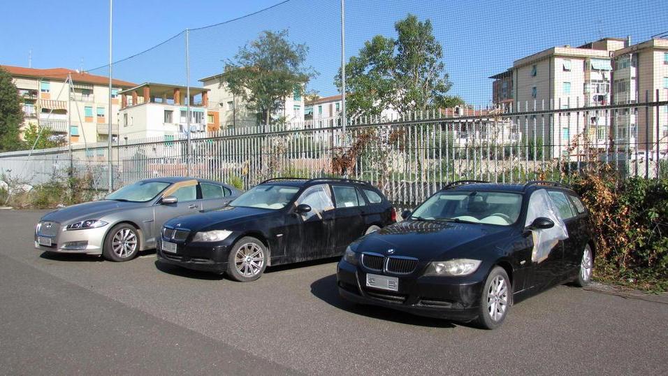 Si cercano tracce nelle 5 auto sequestrate