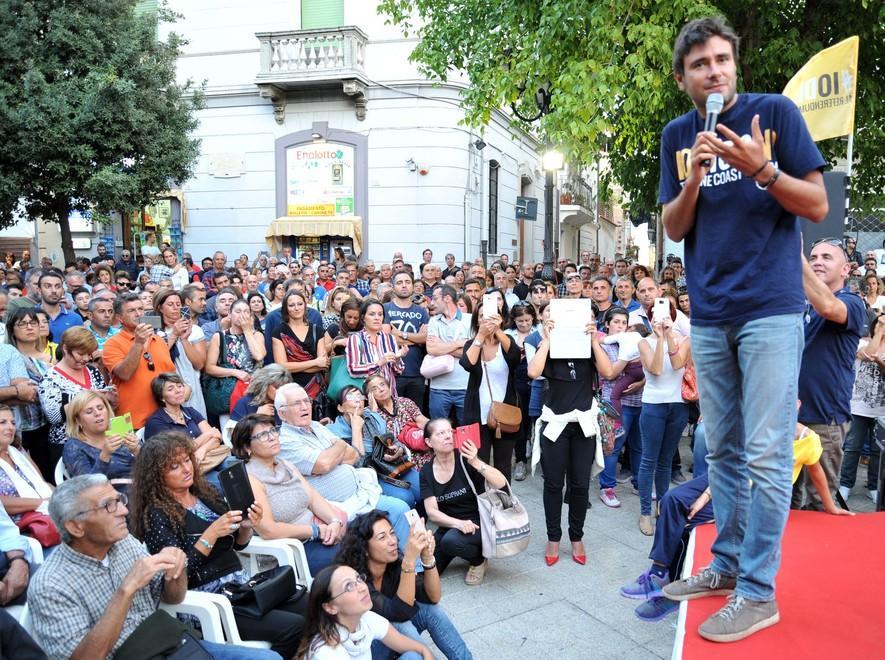 Referendum, Di Battista riempie la piazza 