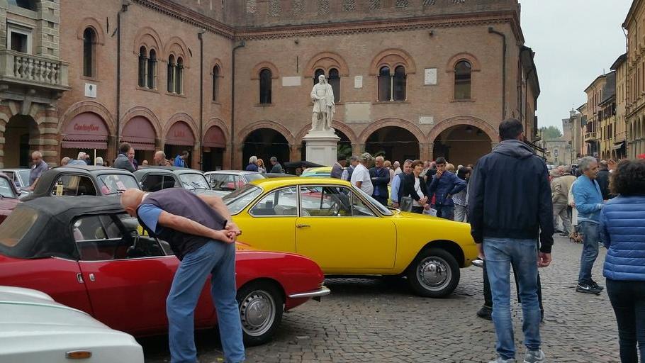In piazza il fascino delle auto storiche
