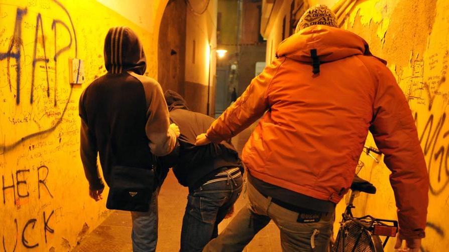 Rapina ragazzino a scuola con il coltello