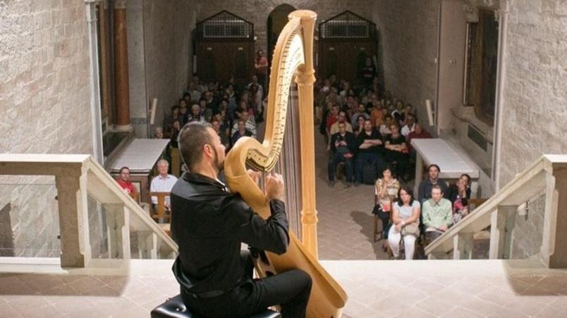 Davide Burani: "L’arpa? Un amore nato “per colpa” del grande Luciano Pavarotti"