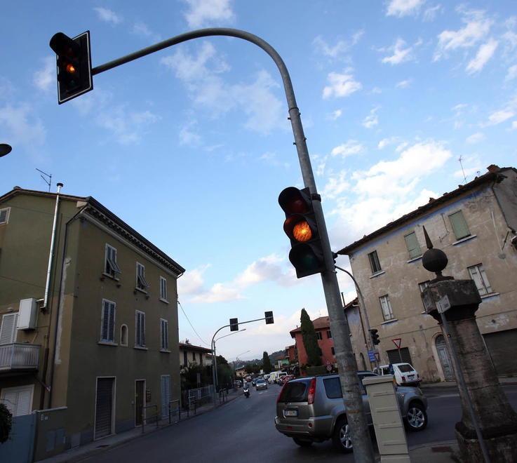 Si riaccende il semaforo all’incrocio della Colonna 