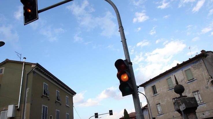 Si riaccende il semaforo all’incrocio della Colonna