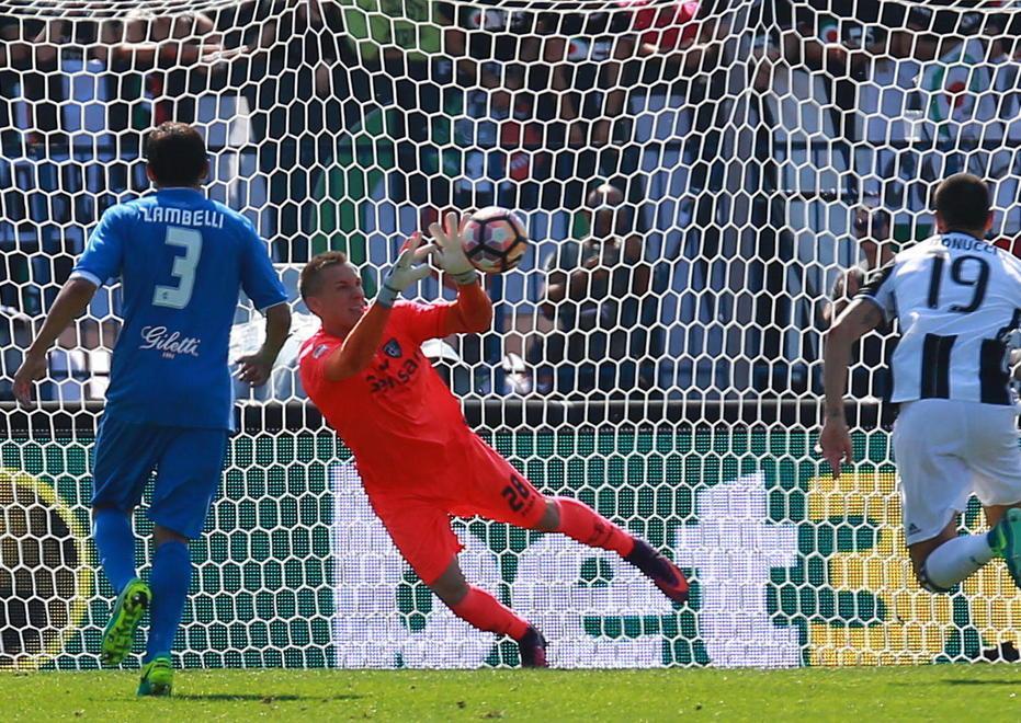 Nessuno come Skorupski, si salva anche Croce