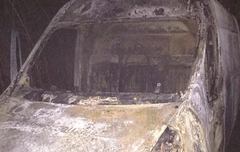Incendiato furgone nel canneto 