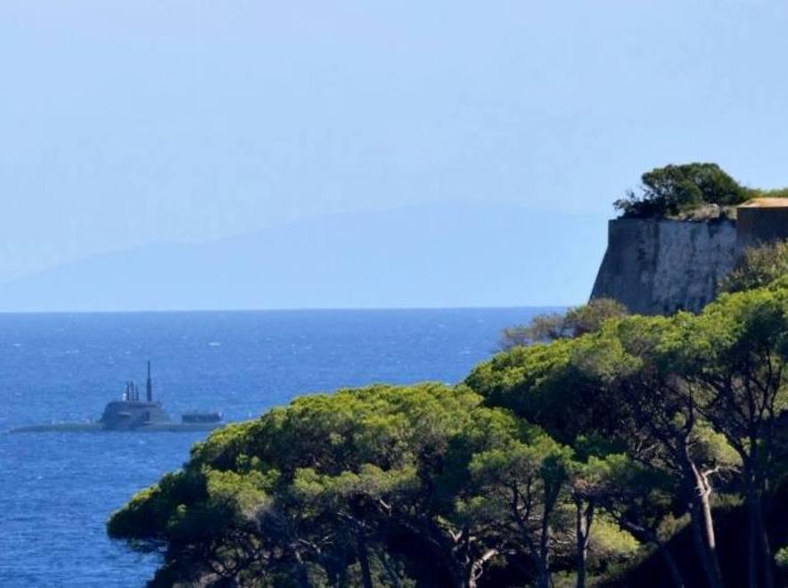 Un sommergibile militare al largo dell’isola 