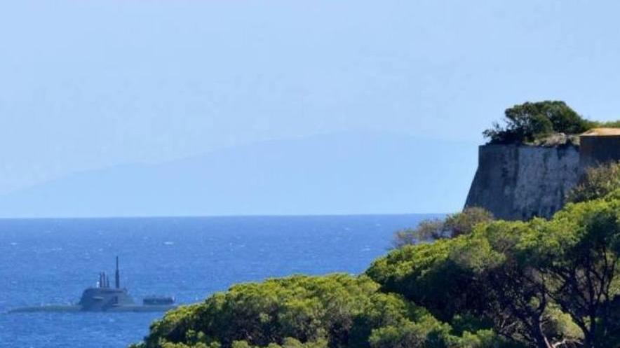 Un sommergibile militare al largo dell’isola