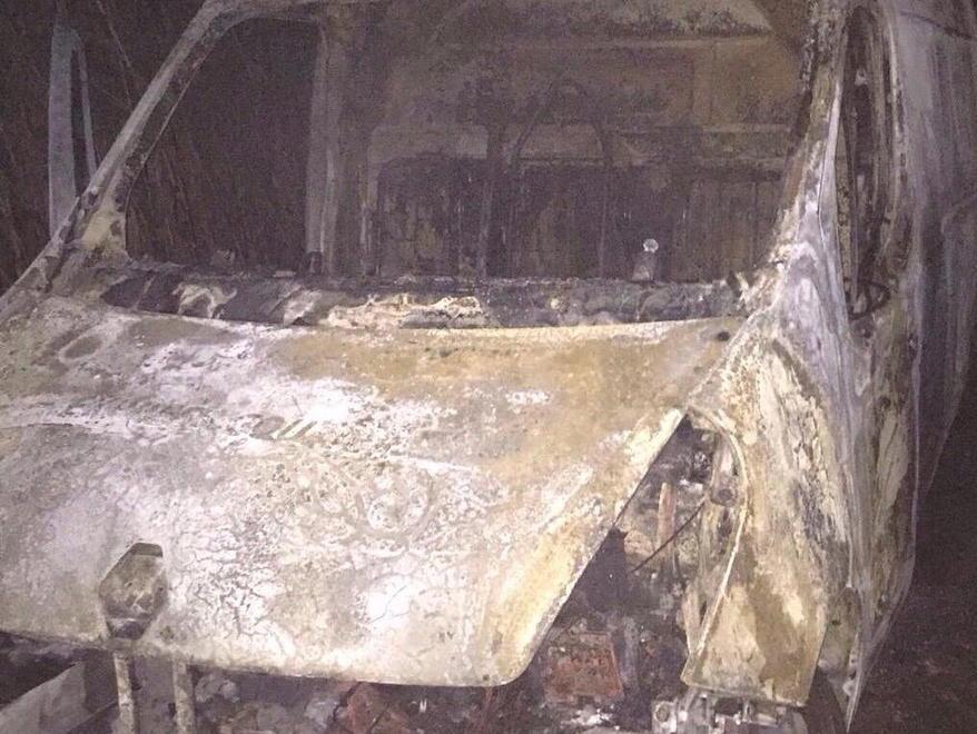 Incendiano furgone nel canneto 