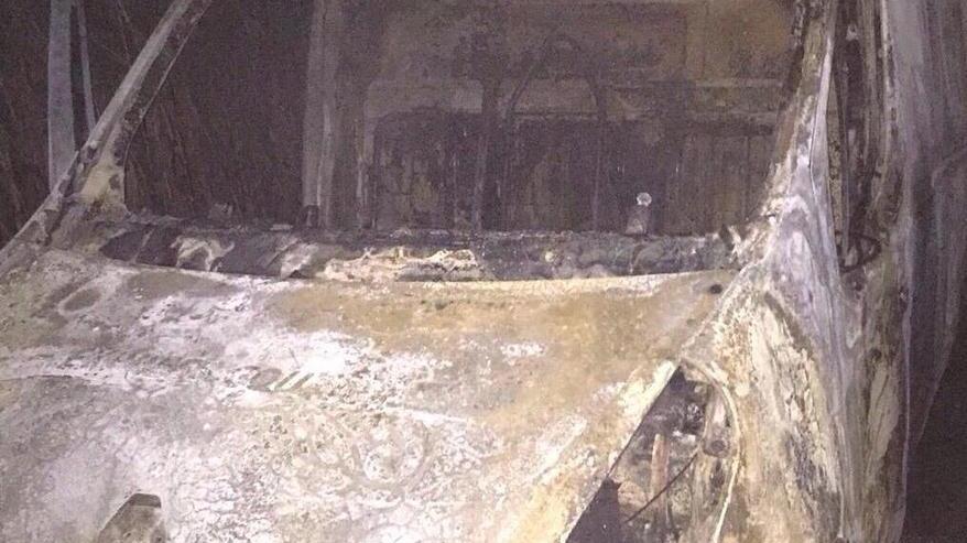 Incendiano furgone nel canneto