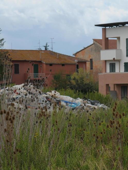 Calcinacci nel campo Insorgono gli abitanti di Scarlino Scalo 