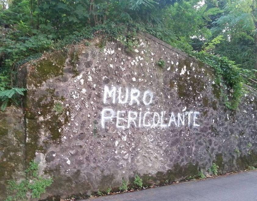 Indagine del Comune su un muro inclinato
