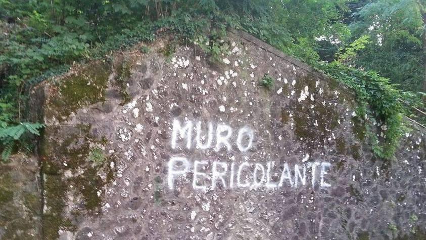 Indagine del Comune su un muro inclinato