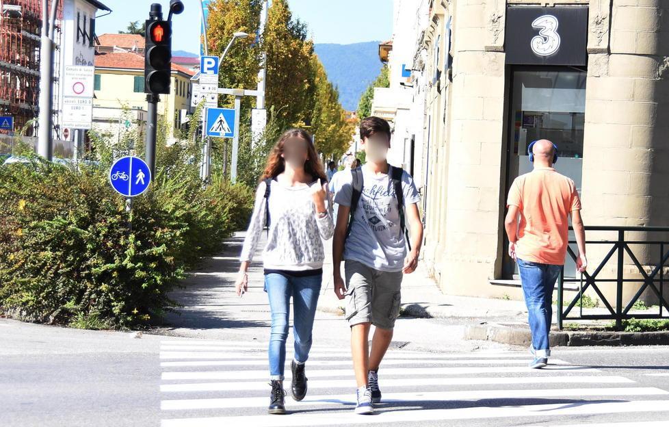 Una roulette attraversare la strada 
