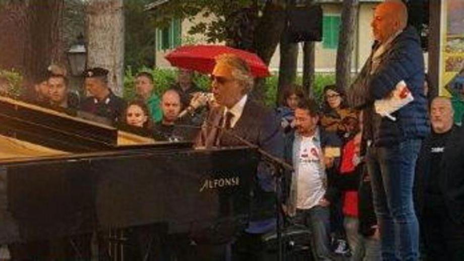 Bocelli emoziona Amatrice nel silenzio della città ferita