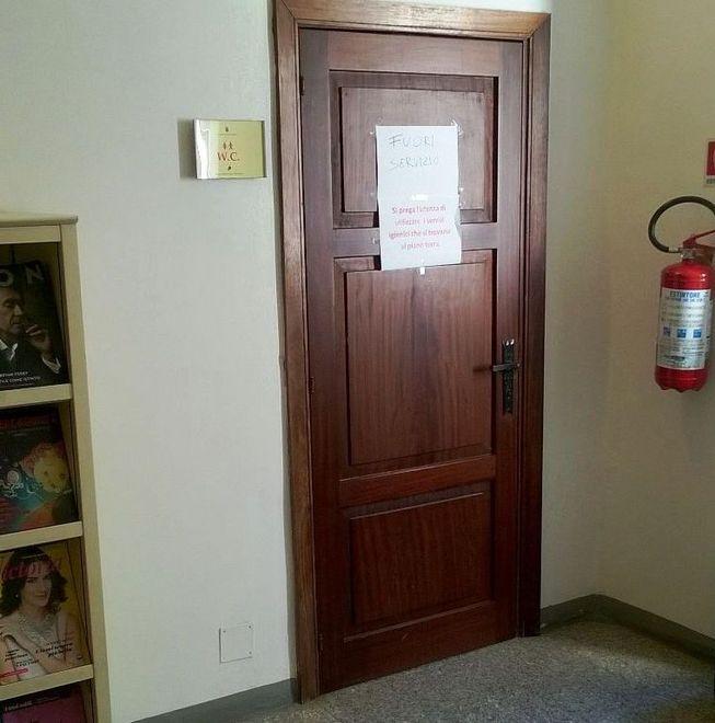 Inagibili da oltre un anno tutti i sei servizi igienici