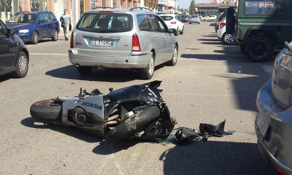 Motociclista finisce contro un’auto