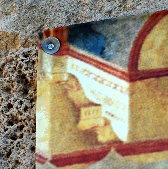 La facciata di Santa Chiara perforata da grossi chiodi 