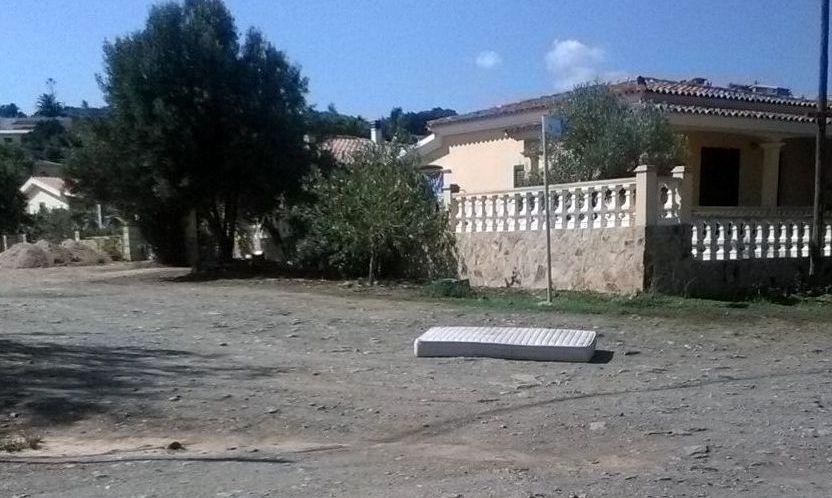 Materassi abbandonati a Sa Petra Ruia