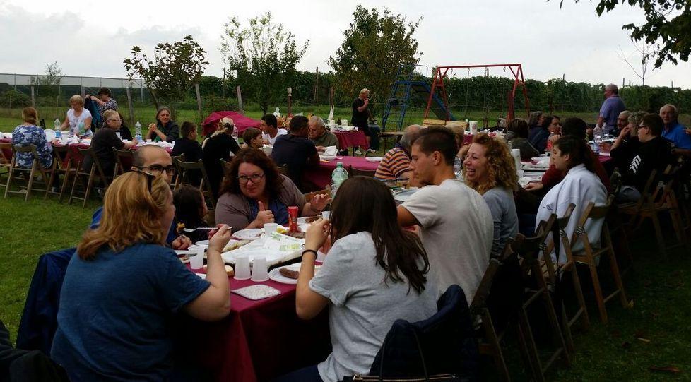 Un pranzo sulla strada per i vicini 