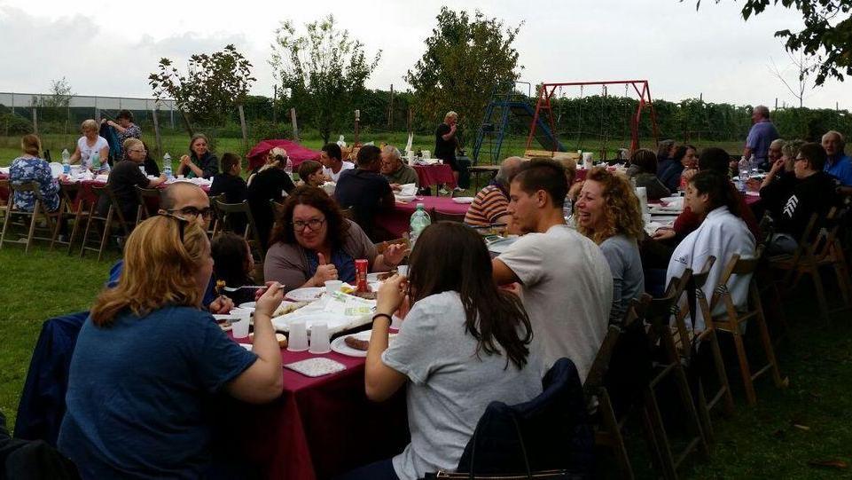 Un pranzo sulla strada per i vicini