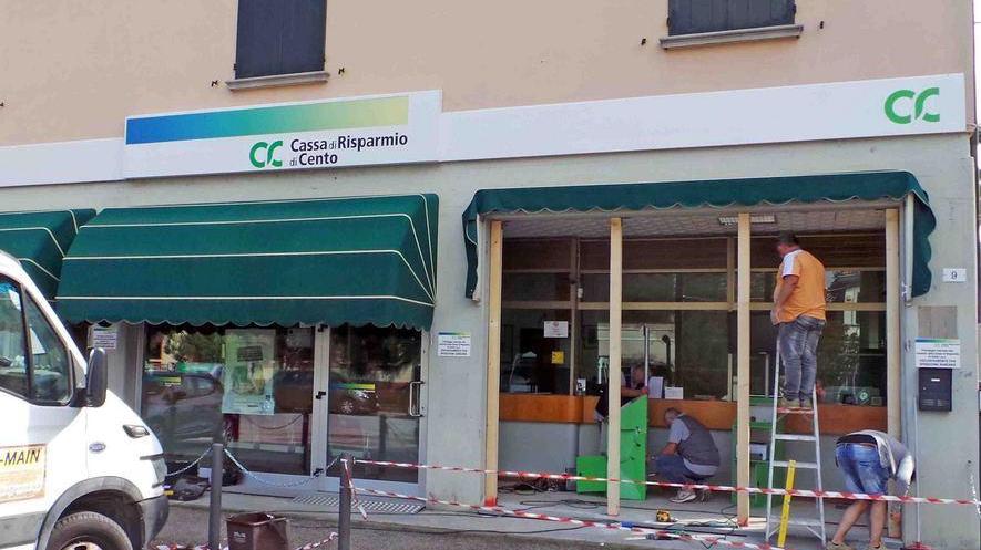 Rubano il bancomat poi si schiantano