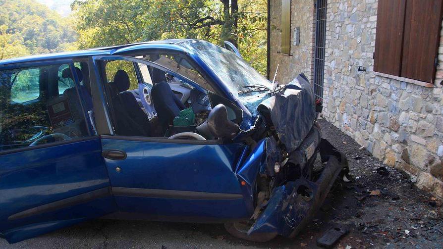 Auto contro un muro, grave 41enne