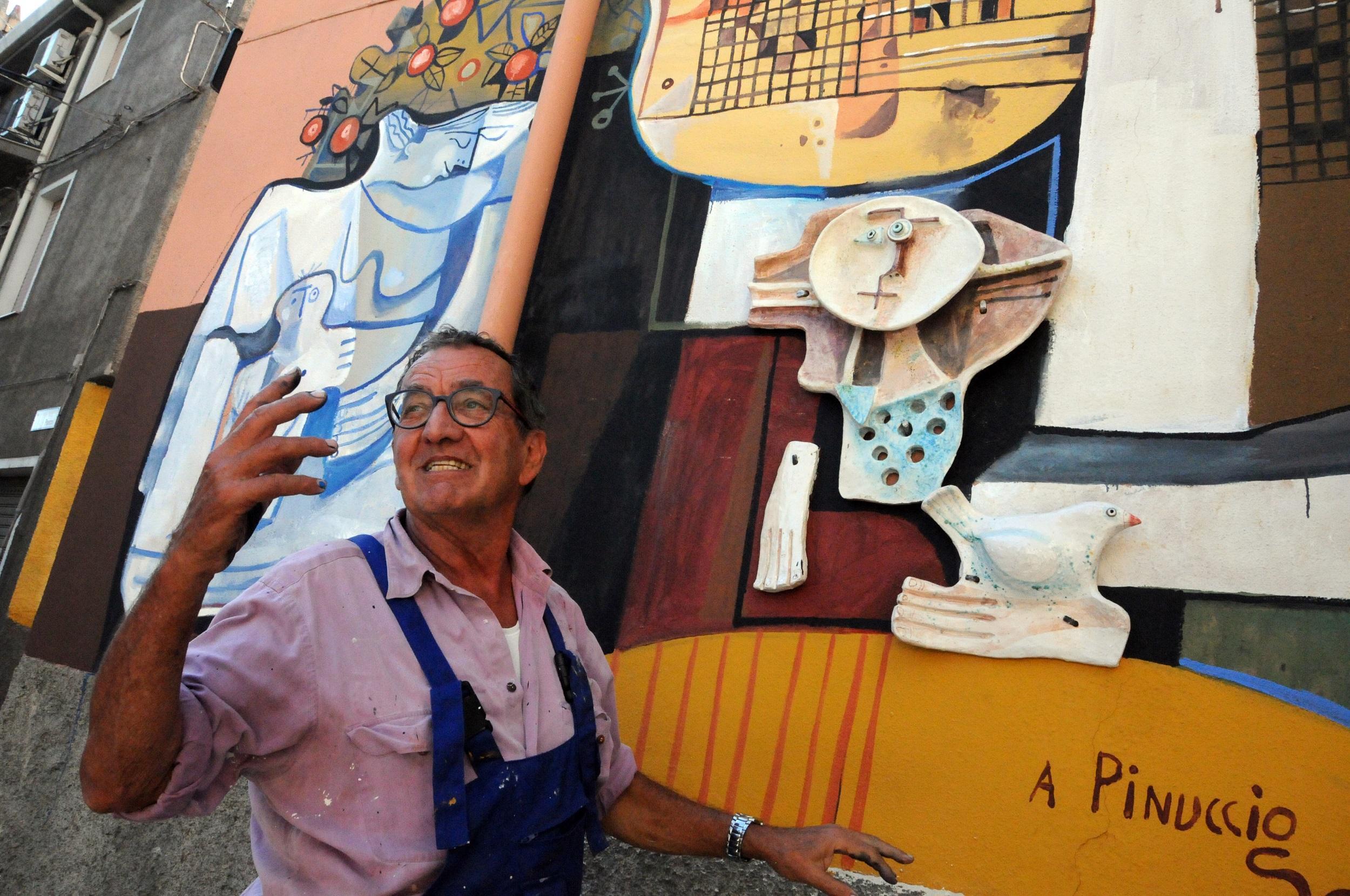 Francesco Del Casino accanto al murale dedicato a Sciola (foto Massimo Locci)