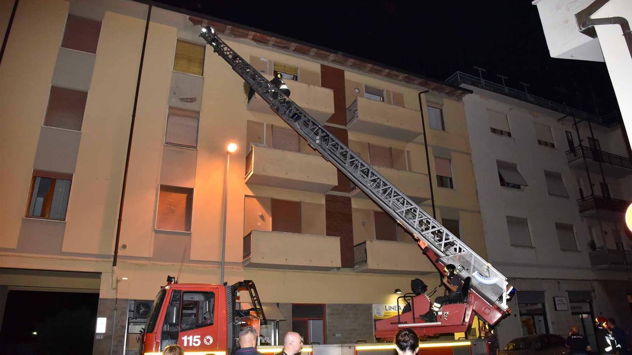 L'intervento dei vigili del fuoco (Foto Agenzia Carlo Sestini)